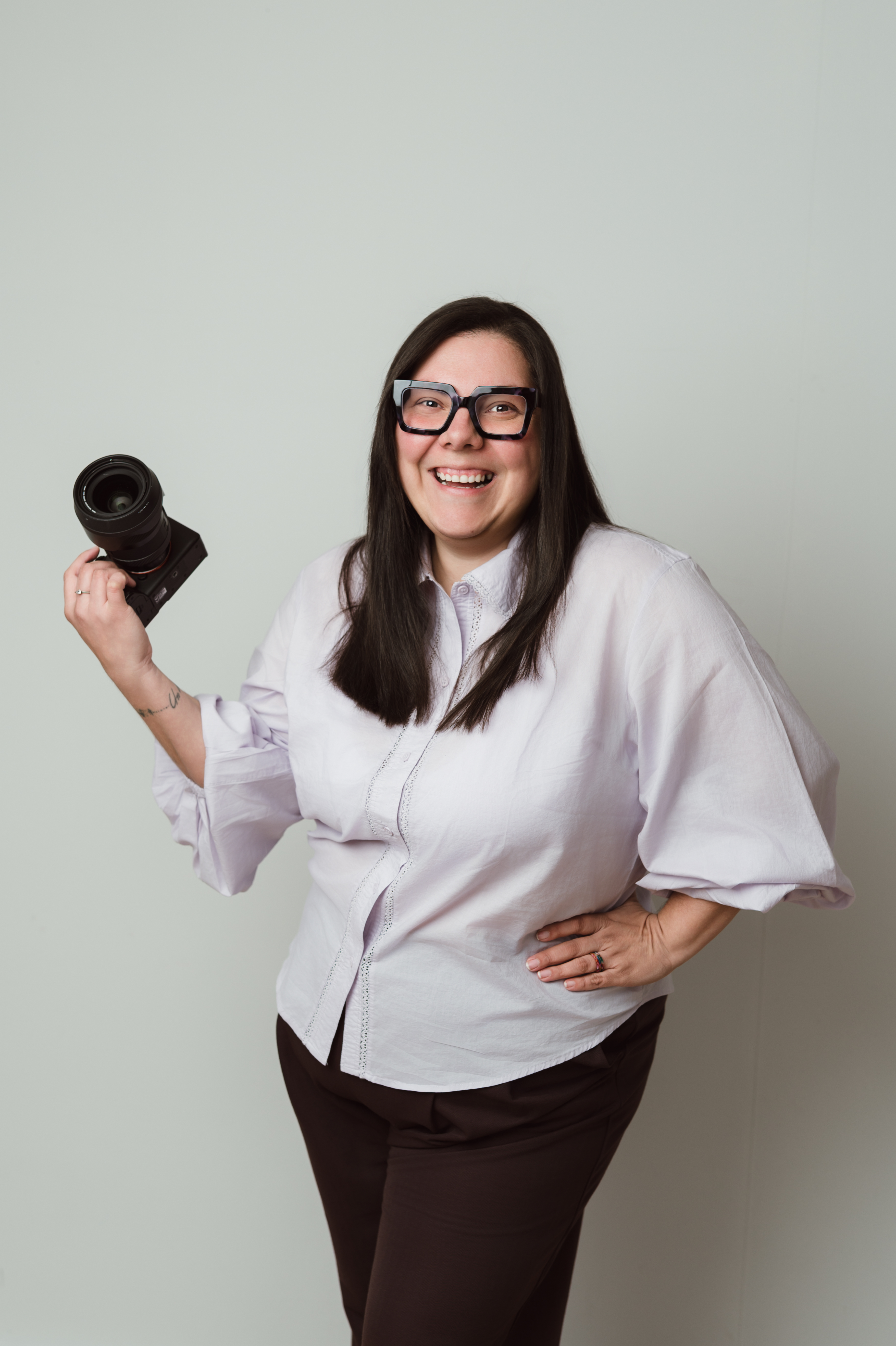 Ka Monge, professional photographer in the Netherlands, holding a camera