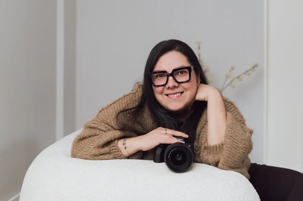 Ka Monge, Costa Rican life storyteller and birth photographer in the Netherlands, smiling with her camera